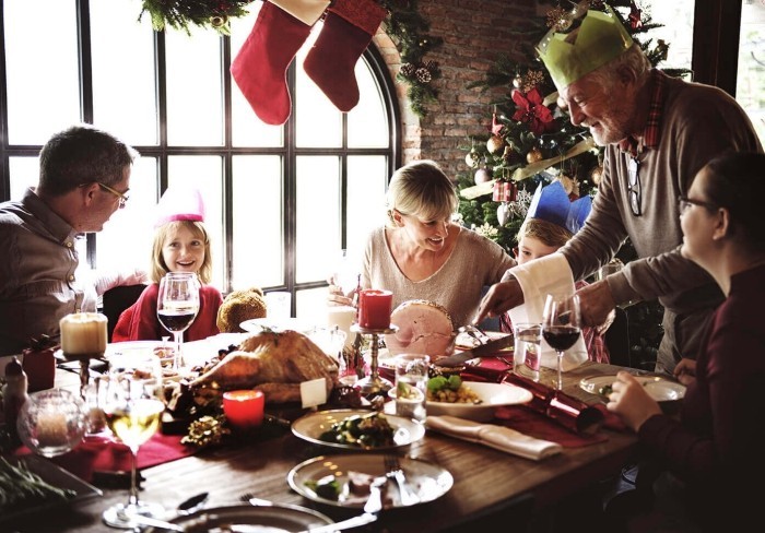 Festessen Tipps und Tricks bei Tisch große Familie bei Feiern am Festtisch Kinder