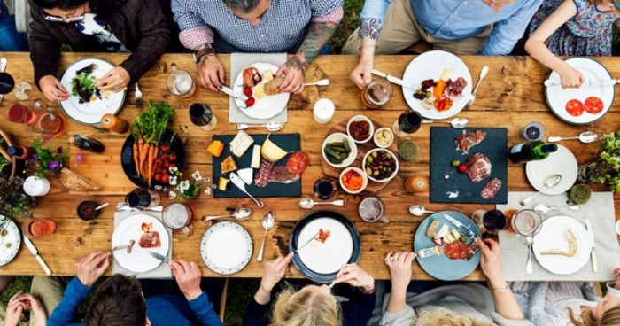 Festessen Tipps und Tricks bei Tisch viele Gäste kleine Teller frisches Gemüse Möhren Fleisch