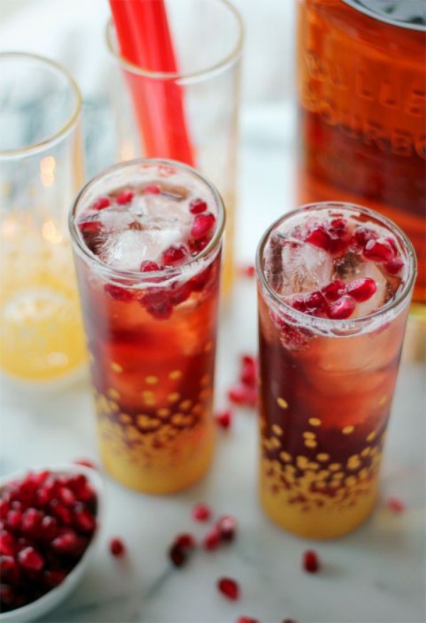 Festliche Cocktails zu Weihnachten und Silvester Drink mit Bourbon Whisky Zitronensaft und Granatapfel