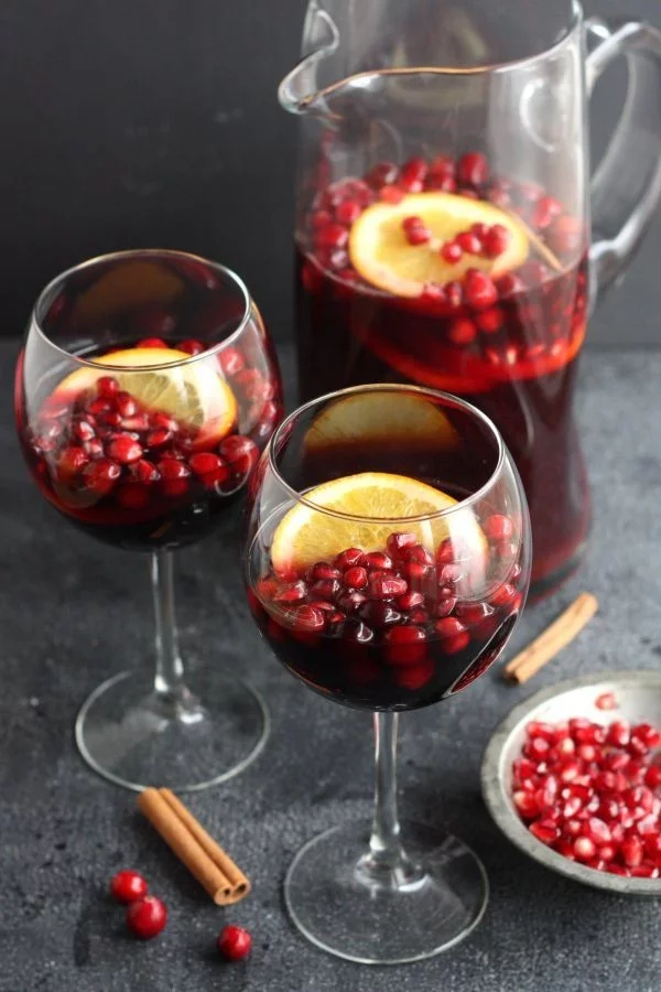Festliche Cocktails zu Weihnachten und Silvester Granatapfel Orangen Sangria
