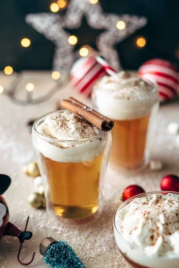 Festliche Cocktails zu Weihnachten und Silvester Hot Toddy Drink mit Whisky zubereitet