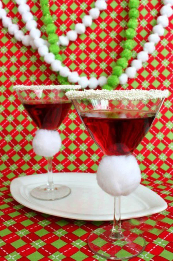 Festliche Cocktails zu Weihnachten und Silvester Martini mit Granatapfelsaft in festlich geschmückten Gläsern
