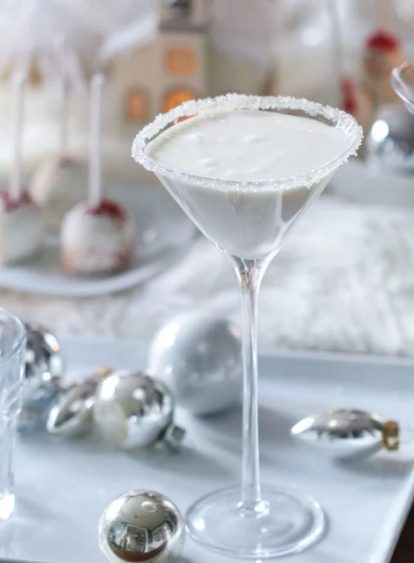 Festliche Cocktails zu Weihnachten und Silvester weißer Martini stilvoller Drink