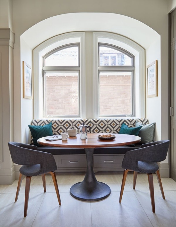 Frühstücksecken elegant gestaltet Sofa mit grafischem Muster hell und einladend