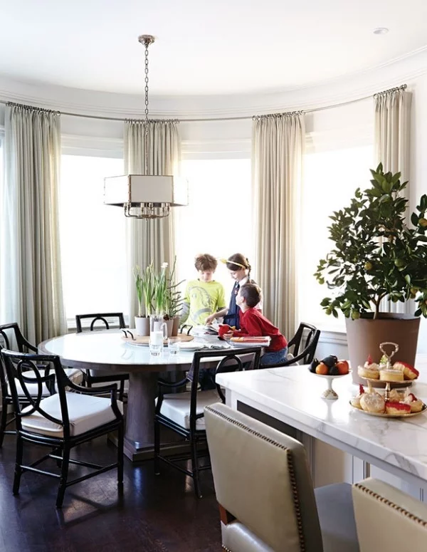 Frühstücksecken stilvoll mit Gardinen Blumen ein runder Tisch neben der Küche