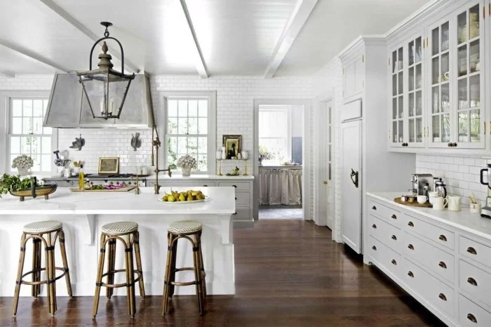 Große Kücheninsel geräumige Küche in weiß dunkler Holzboden als Kontrast