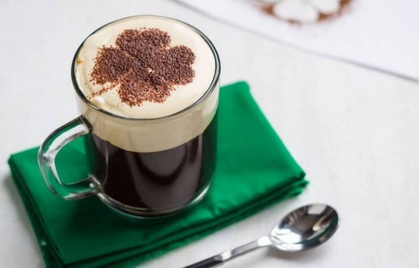 Kaffee trinken Irischer Kaffee für Feinschmecker
