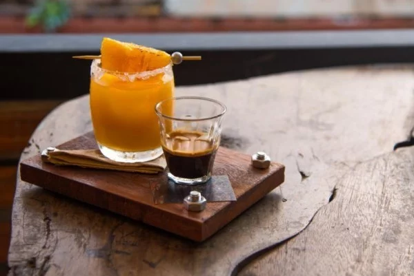 Kaffee trinken auf Jamaika mit Orangensaft serviert