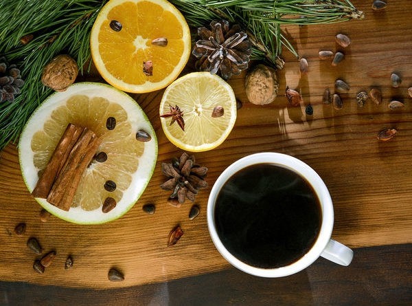 Kaffee trinken im Winter durch Gewürze und Zitrone verfeinert