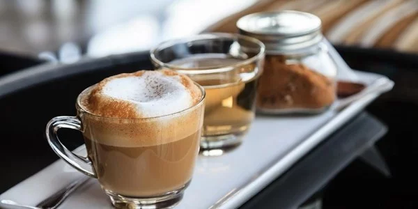 Kaffee trinken in Australien Flat White Cappuccino mit Milchschaum