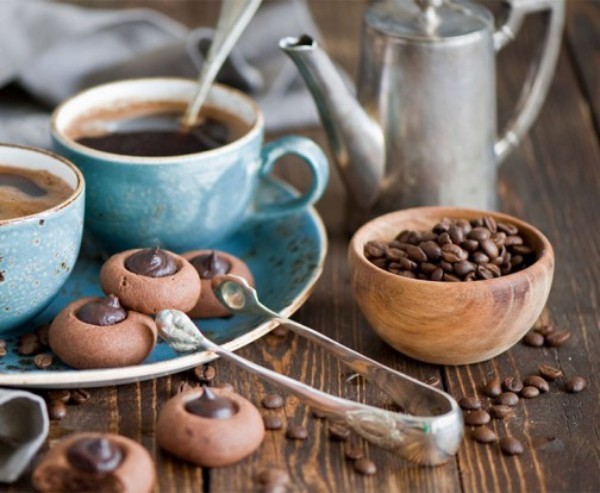 Kaffee trinken mit Gewürzen und Pfeffer in Marokko