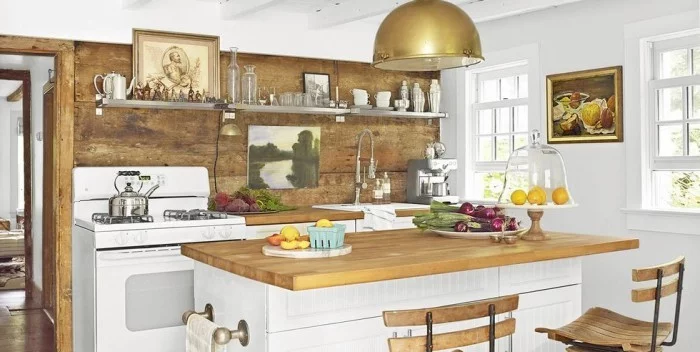 Kücheninsel Arbeitsplatte aus Holz korrespondiert gekonnt mit Küchenrückwand aus Holz visuelle Balance schaffen