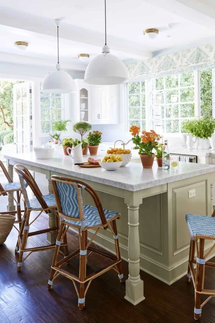 Kücheninsel Marmorplatte zeitgenössische Küche weiße Zimmerdecke elegante Hängeleuchten