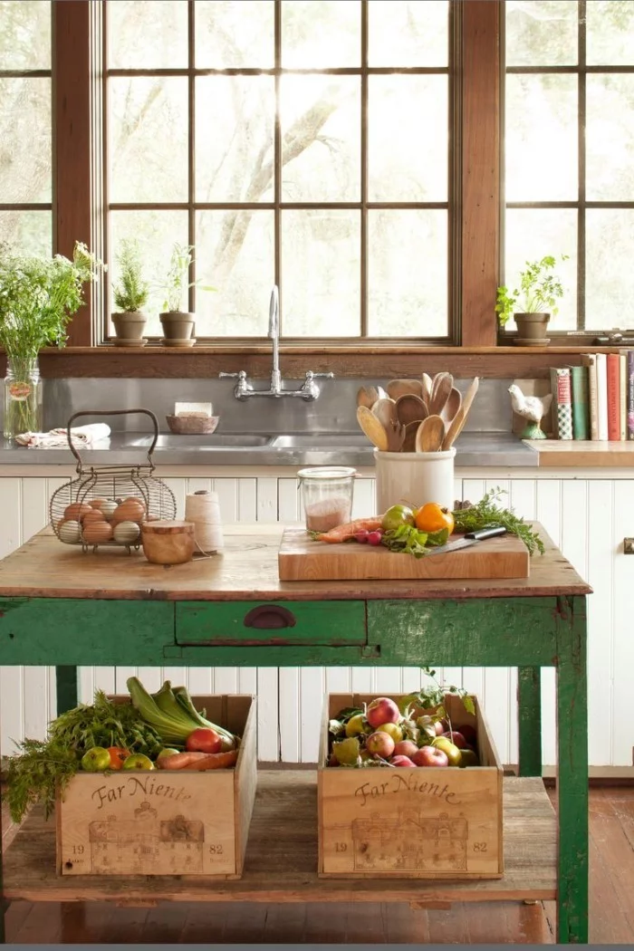 Kücheninsel alter Holztisch in grün Holzplatte Stauraum für Kisten mit Gemüse