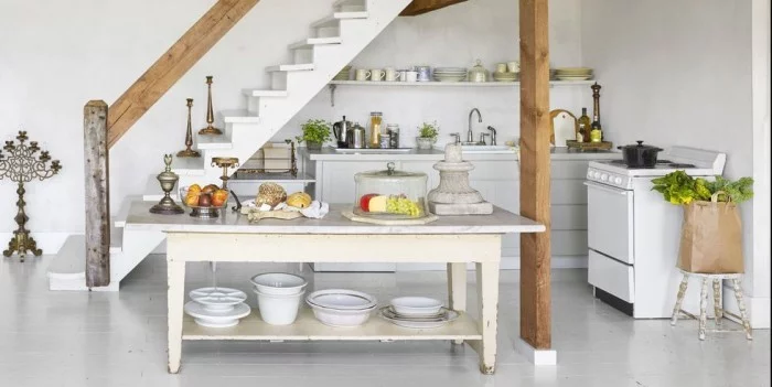 Kücheninsel alter Holztisch in weiß Marmorplatte kleine Küchenzeile unter der Treppe