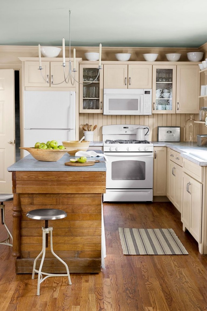 Kücheninsel aus Holzplatten gebaut metallene Platte Holzboden