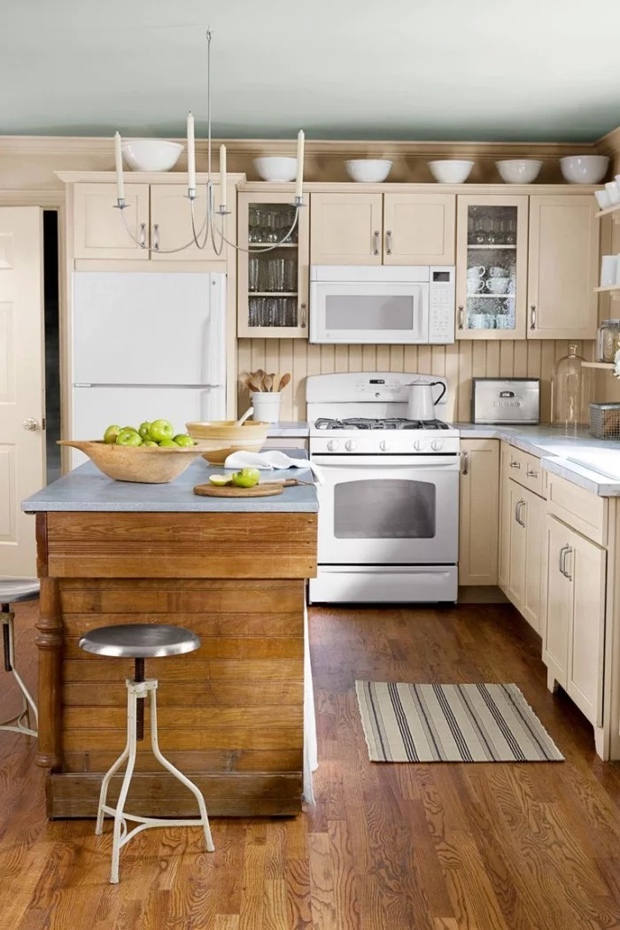 Kücheninsel aus Holzplatten gebaut metallene Platte Holzboden