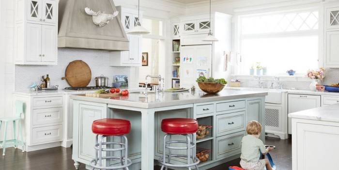 Kücheninsel breite Arbeitsplatte viel Stauraum zwei rote Hocker Sitzgelegenheit