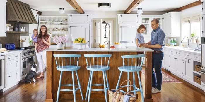 Kücheninsel davor drei Stühle in Himmelblau tolle Highlights