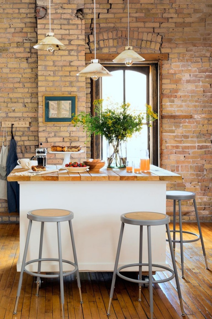 Kücheninsel mit Holzplatte schöne Küche im Landhausstil Ziegelwand