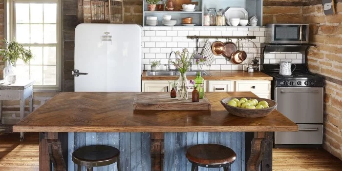 Kücheninsel mit Platte aus dunklem Holz Metro Fliesen Küche in Vintage Style