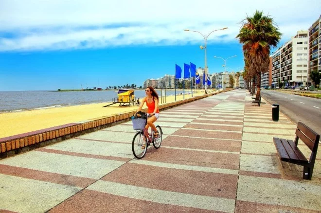 Reiseziele 2019 Panoramablick auf die Promenade in Montevideo Uruguay