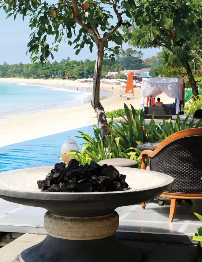 Reiseziele 2019 Restauranttisch aus Stein neben dem Strand auf den Seychellen