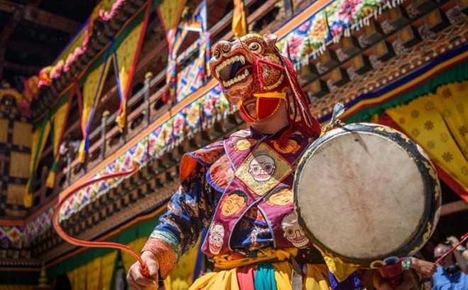 Reiseziele 2019 buddhistischer Mönch bunte Gesichtsmaske tanz beim Paro Tsechu Festival