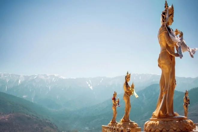 Reiseziele 2019 vergoldete Figuren buddhistische Gottheiten in Thimphu Bhutan