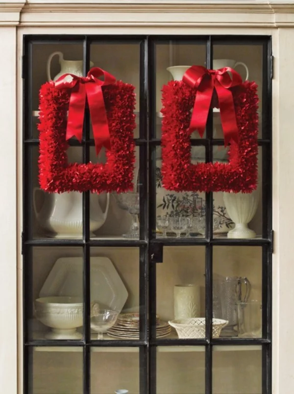Weihnachtskranz rote quadratische Kränze am Esszimmerschrank hängen