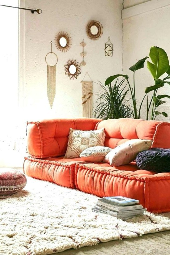 bodenkissen couch orange akzent wohnzimmer