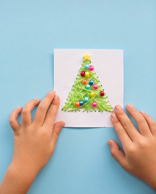 bunte perlen garn tannenbaum weihnachtskarten basteln mit kindern