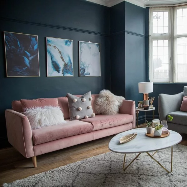 dunkelblaue wandfarben ideen wohnzimmer pastellfarbe rosa couch