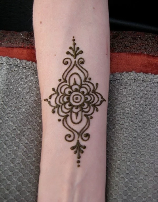 tattoo ideen mit henna blume unterarm