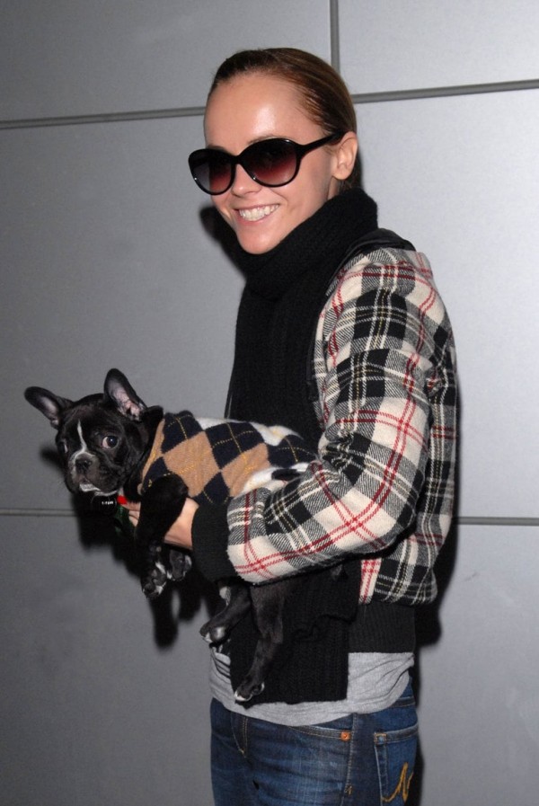 7 Anti-Stress Tipps von Celebrities christina ricci spielt mit hund