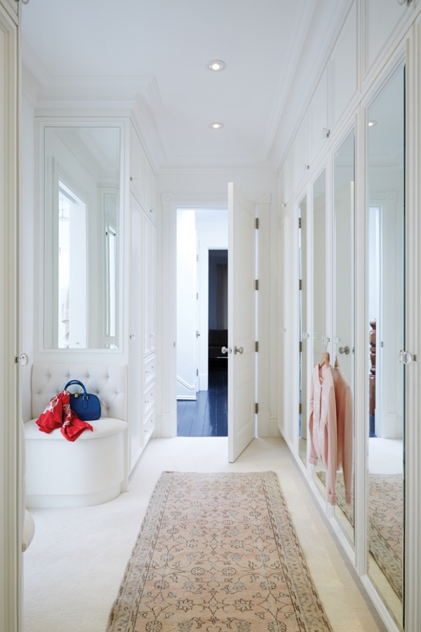 Begehbarer Kleiderschrank in Weiß ausgeführt Ecksessel Teppich Spiegel