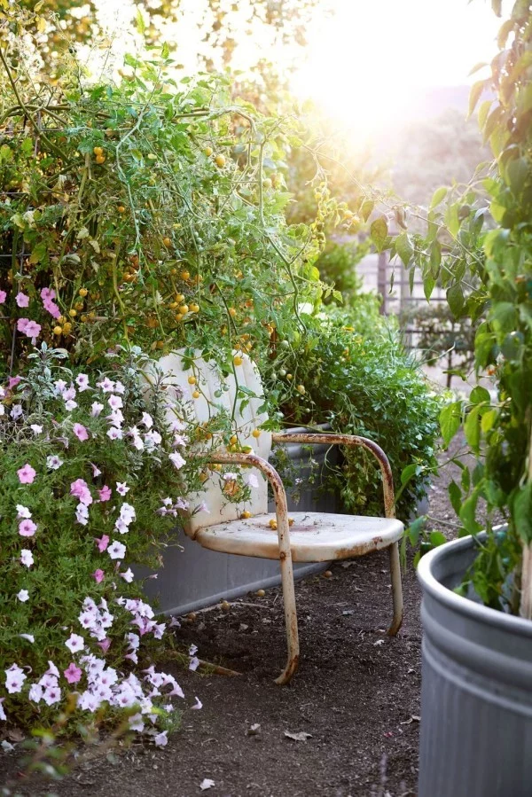 Gartengestaltung Ideen ein alter Stuhl kleine Sitzecke