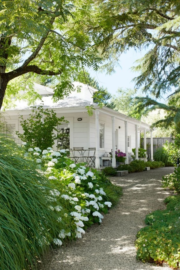 Gartengestaltung Ideen weiße Blüten weißes Haus viel Grün