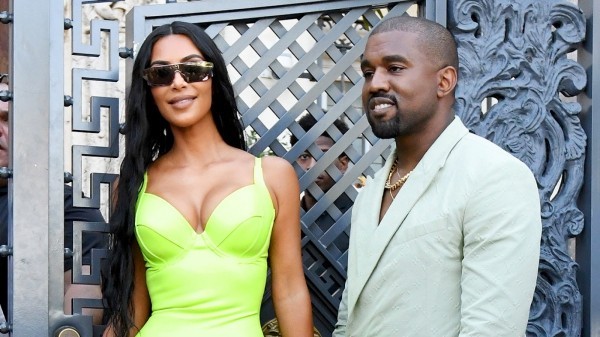 Gelb und Weiß Kim Kardashian und Kanye West