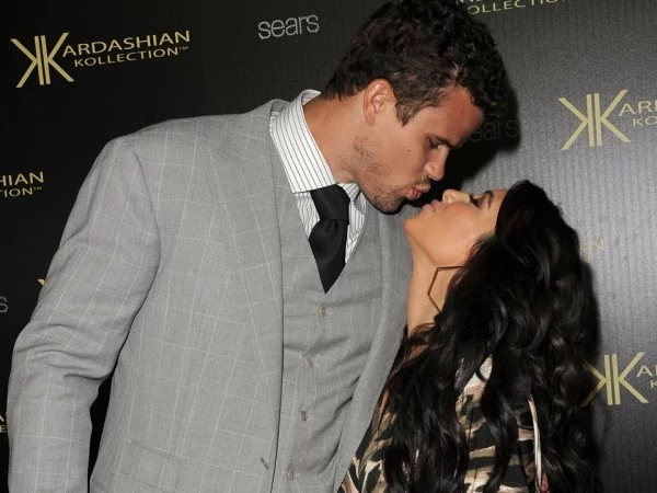 Kim Kardashian kiss mit ex mann