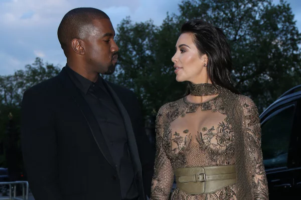 Kim Kardashian zusammen mit Kanye West schwarz gold und braun