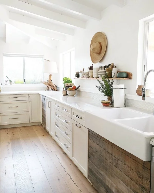 Landhausküche weiß und Naturholz klare Linien Küche im skandinavischen Stil