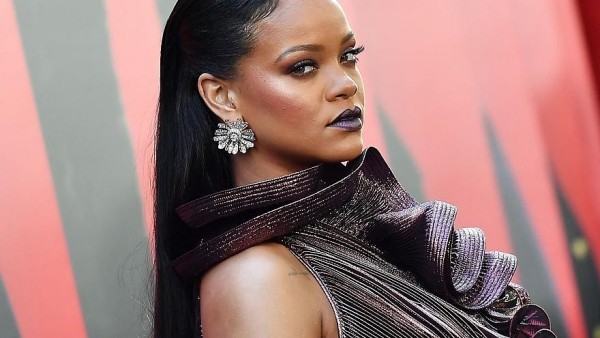 Rihanna eine starke Dose Extravaganz schadet der Pop-Sängerin nicht