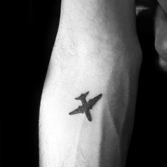 flugzeug wanderlust tattoo ideen unterarm