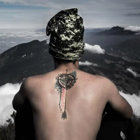 kompass wanderlust tattoo ideen rücken