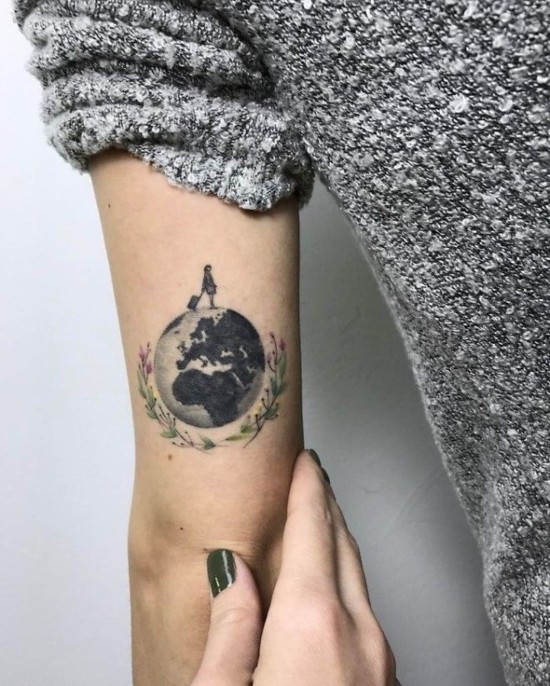 wanderlust tattoo ideen globus frau