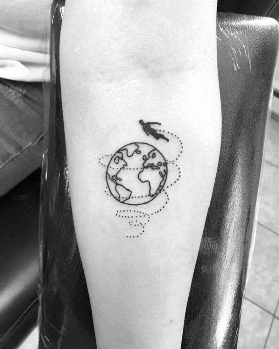 wanderlust tattoo ideen globus welt