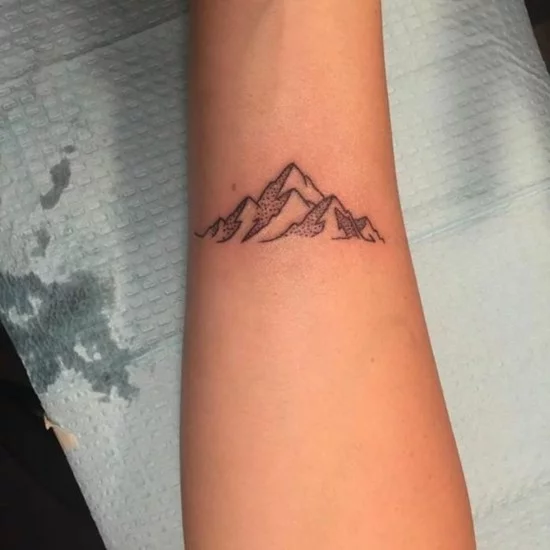 wanderlust tattoo ideen handgelenk berge