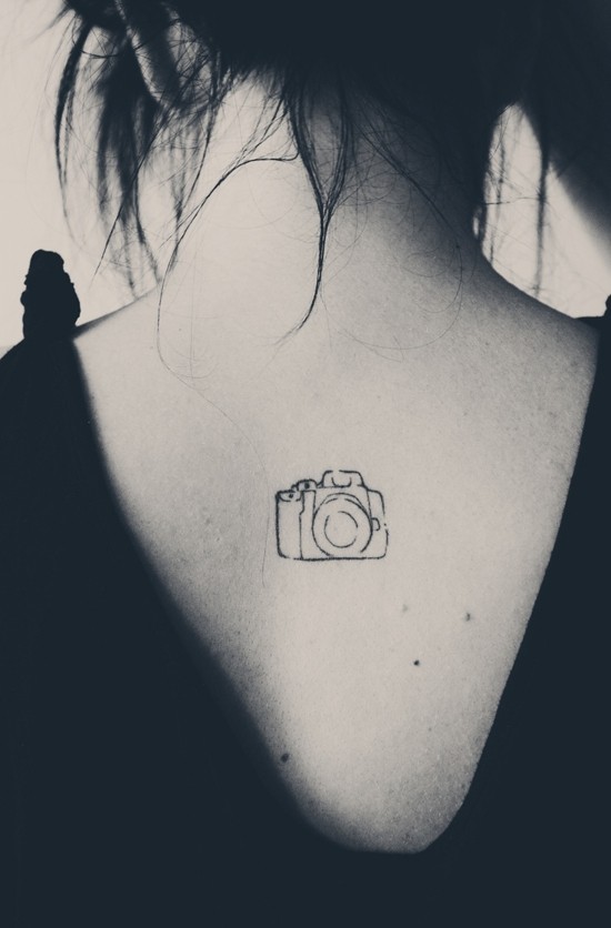 wanderlust tattoo ideen kleine kamera rücken