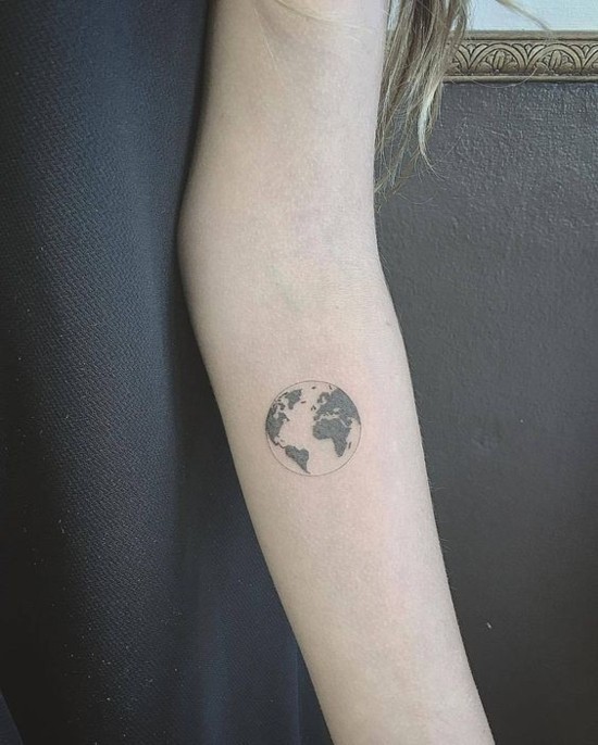 weltkarte globus wanderlust tattoo ideen